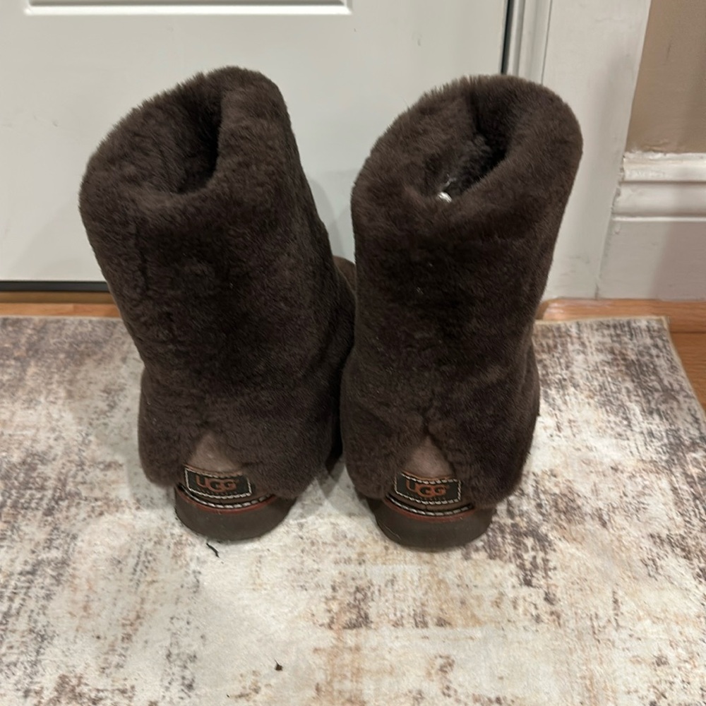 Uggs short furry brown boots